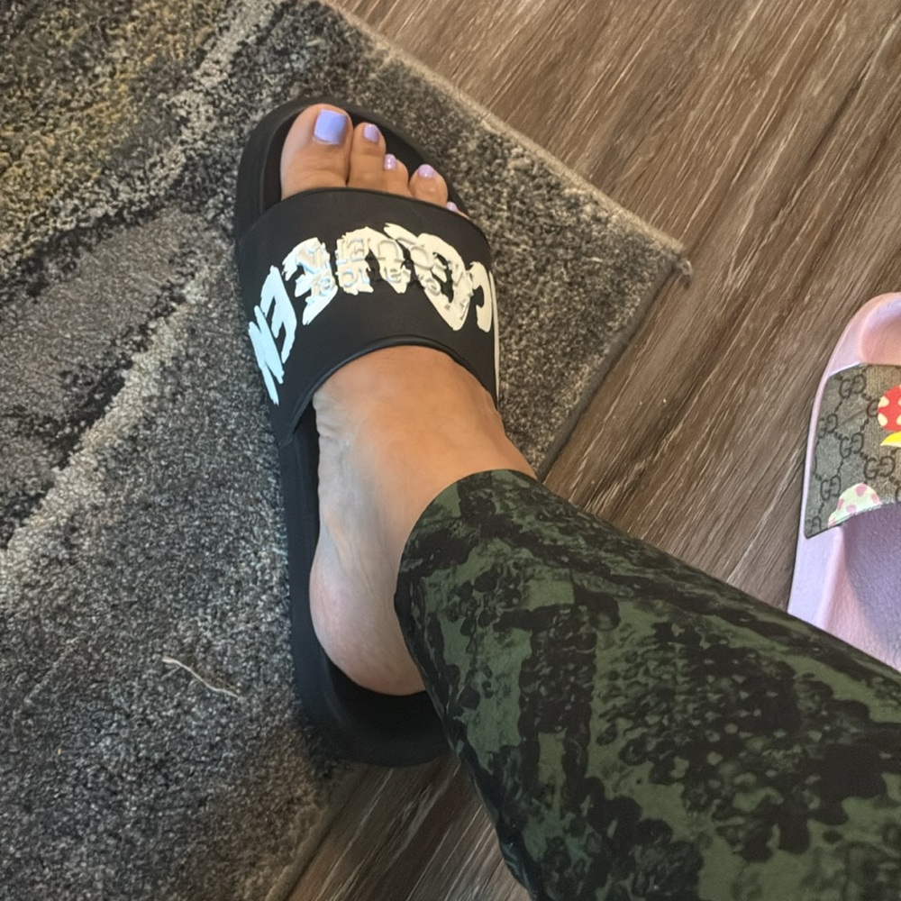 Like new-worm 3 times. Unisex Alexander McQueen Black Slides with White Logo